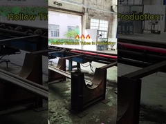 Các ống titan rỗng đang được sản xuất